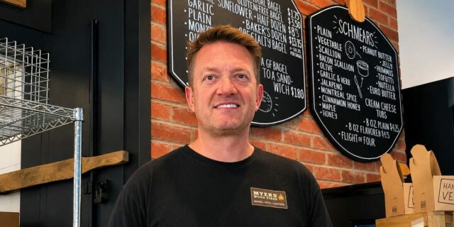 El propietario de una tienda de bagels elimina las publicaciones de IA y se disculpa por las reseñas de 1 estrella

 | Retail,Strategy,Careers,Tech,AI,as-told-to,bagels,ai,social-media,marketing,apology