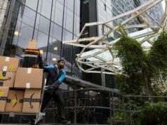 Amazon continúa recortando empleos en el sector minorista mientras duplica su inversión en IA
| Tech,amazon,layoffs,amazon-layoffs,limited-synd,job-cuts,amazon-marketplace,amazon-sellers Amazon continúa recortando empleos en el sector minorista mientras duplica su inversión en IA
| Tech,amazon,layoffs,amazon-layoffs,limited-synd,job-cuts,amazon-marketplace,amazon-sellers