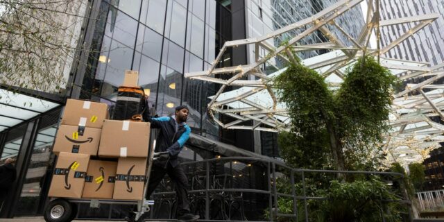 Amazon continúa recortando empleos en el sector minorista mientras duplica su inversión en IA

 | Tech,amazon,layoffs,amazon-layoffs,limited-synd,job-cuts,amazon-marketplace,amazon-sellers