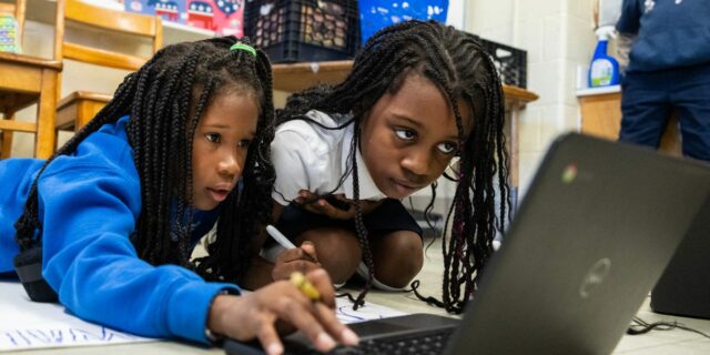 La reacción de la IA tiene un nuevo campo de batalla: las escuelas

 | Parenting,Tech,ai,chromebooks,schools,edtech,education,technology,parents,kids