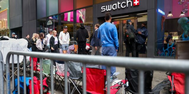 Los fanáticos de Swatch y Audemars Piguet hacen cola durante días para ver su nuevo lanzamiento

 | Retail,swatch,swatch-group,audemars-piguet,camping,taste