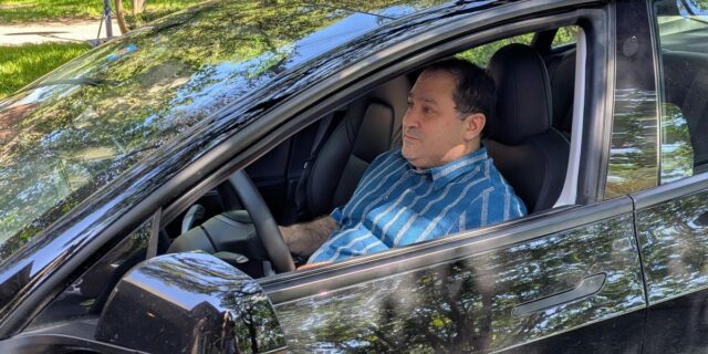 Este ejecutivo de tecnología demandó a Tesla por sus promesas de conducción totalmente autónoma y ganó

 | Tech,Transportation,tesla,fsd,robotaxis,oracle,limited-synd