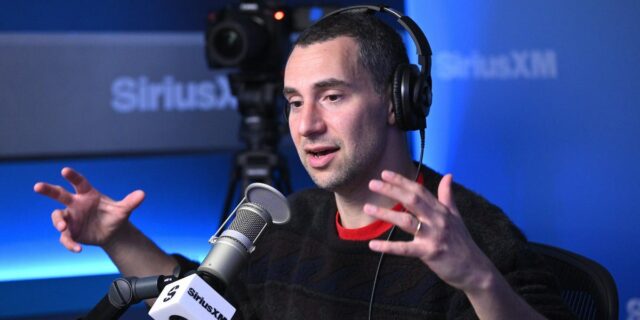Jack Antonoff critica la IA en la música y defiende el proceso de composición

 | Tech,AI,Entertainment,jack-antonoff,ai,art,technology,music,music-industry,entertainment