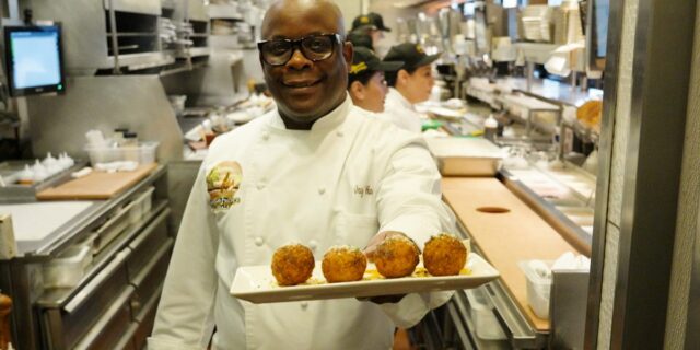 El vicepresidente de Cheesecake Factory comparte tres preguntas que siempre El vicepresidente de Cheesecake Factory comparte tres preguntas que siempre hizo para salir adelante
| Careers,video-to-text,career,career-advice,the-cheesecake-factory,chain-restaurant,promotions,jobs,leadership-tips