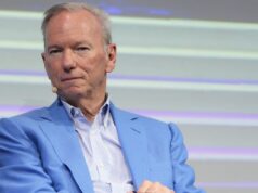 Estudiantes de Arizona abuchean al ex director ejecutivo de Google, Eric Schmidt, durante su discurso de graduación
| AI,Tech,ai,google Estudiantes de Arizona abuchean al ex director ejecutivo de Google, Eric Schmidt, durante su discurso de graduación
| AI,Tech,ai,google