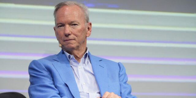 Estudiantes de Arizona abuchean al ex director ejecutivo de Google, Eric Schmidt, durante su discurso de graduación

 | AI,Tech,ai,google