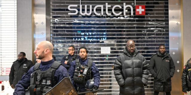 El caos estalla en las tiendas Swatch por la colaboración de relojes Audemars Piguet

 | Retail,audemars-piguet,swatch,watches,luxury