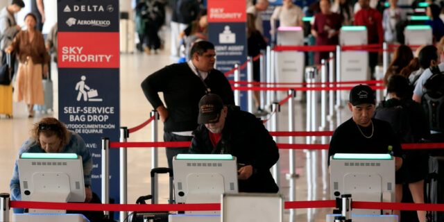Delta poner fin al servicio de snacks en algunos vuelos Delta poner fin al servicio de snacks en algunos vuelos no es gran cosa
| Travel,Transportation,airlines,delta-air-lines,aviation