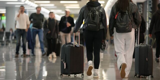 Cada vez más estadounidenses abandonan las vacaciones de verano, mientras Cada vez más estadounidenses abandonan las vacaciones de verano, mientras que otros gastan más
| Travel,vacation,travel,survey,deloitte,summer,trending-uk