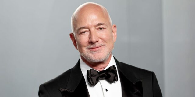 El estilo en evolución de Jeff Bezos ahora incluye vello El estilo en evolución de Jeff Bezos ahora incluye vello facial en el trabajo
| Entertainment,style,beards,jeff-bezos,billionaires,grooming