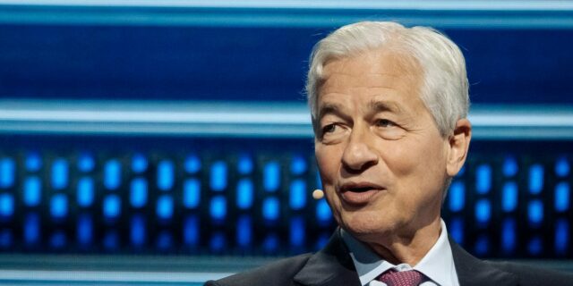 Jamie Dimon de JPMorgan: el comentario viral sobre IA del Jamie Dimon de JPMorgan: el comentario viral sobre IA del jefe del banco fue "inteligente"
| Finance,finance,jamie-dimon,jpmorgan,standard-chartered,ai,job-losses,unemployment,reskilling,banking,billionaires