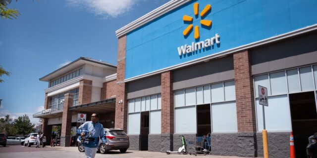 Walmart dice que los compradores podrían ver precios más altos Walmart dice que los compradores podrían ver precios más altos si los costos del combustible siguen siendo altos
| Retail,walmart,gas-prices,inflation,consumer-prices,gas,price-increases,retail,economy