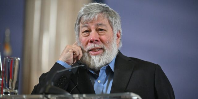 Steve Wozniak de Apple aplaudió por una broma sobre IA Steve Wozniak de Apple aplaudió por una broma sobre IA durante su discurso de graduación
| AI,Tech,steve-wozniak,apple,ai,graduates