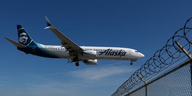 Alaska apuesta por vuelos premium mientras las aerolíneas absorben el 50% del coste del combustible

 | Transportation,alaska-airlines,jet-fuel,oil-prices,airline-routes,airlines,aviation,trending-uk