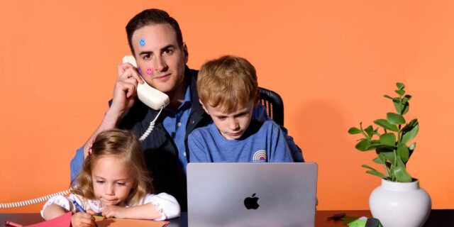 Conozca a un padre ocupado que codificó un Uber para niñeras

 | Economy,Careers,childcare,parenting,daycare,vibe-coding,ai,lovable,freelance-photography,rebecca-zisser,vibe-code-your-life