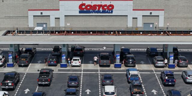 Hicimos un seguimiento de 45 artículos de Costco a medida Hicimos un seguimiento de 45 artículos de Costco a medida que subían los precios de la gasolina. Esto es lo que ha cambiado.
| Retail,Energy,Economy,costco,gas-prices,inflation,fuel,consumer-prices,energy,walmart,retail,economy
