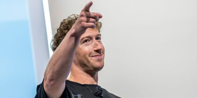 Parte del esfuerzo de Meta para reclutar 7.000 trabajadores para Parte del esfuerzo de Meta para reclutar 7.000 trabajadores para su grupo de trabajo de IA
| Tech,AI,exclusive,exclusives,scoops,meta,meta-ai,alexandr-wang,layoffs,ai-layoffs,ai,big-tech,careers,limited-synd,scoop