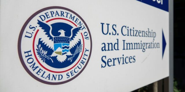 La regla de la tarjeta verde no afectará a los La regla de la tarjeta verde no afectará a los inmigrantes que brinden 'beneficios económicos'
| Economy,Politics,Law,green-cards,immigration,trump-administration,border-security,foreign-workers