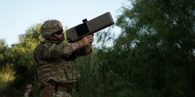 El ejército estadounidense utiliza la frontera sur para probar tecnología El ejército estadounidense utiliza la frontera sur para probar tecnología anti-drones
| Military & Defense,drones,army,southern-border,counter-drone,defense-tech