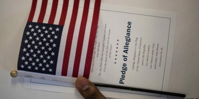 Abogados y expertos políticos reaccionan a la represión de la tarjeta verde de Trump

 | Economy,Law,Politics,trump-administration,immigration,green-cards,border-security,foreign-workers,deportation,policy,donald-trump,visa,smart-people-say