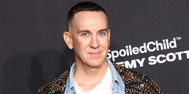 Los estudiantes aplauden a Jeremy Scott por destrozar su discurso Los estudiantes aplauden a Jeremy Scott por destrozar su discurso de apertura sobre IA
| AI,Tech,Careers,jeremy-scott,ai,college-graduates,fashion