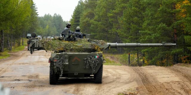 Los ucranianos dicen que un tanque italiano impactó una casa Los ucranianos dicen que un tanque italiano impactó una casa a 120 campos de fútbol de distancia
| Military & Defense,ukraine-war,tank-ukraine