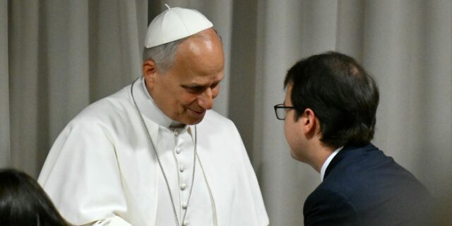 El Papa León XIV no se une a Anthropic, pero los memes son divertidos

 | Tech,pope-leo-xiv,anthropic,vatican,ai-safety,ai,catholic-church