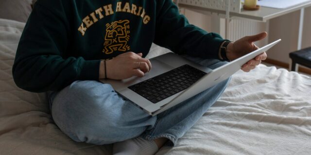 Los investigadores afirman que el trabajo desde casa es un Los investigadores afirman que el trabajo desde casa es un factor más importante que la IA para los problemas laborales iniciales
| AI,ai,wfh,junior,recruitment,remote-work,remote-work-monitoring,trending-uk,changing-workplace-big-bet
