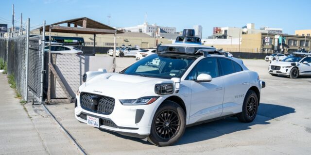 Los coches autónomos de Waymo se paran, se recomienda a los usuarios utilizar Uber o Lyft

 | Tech,Transportation,waymo,uber,lyft,self-driving-technology,san-francisco,autonomous-car,ride-hailing,self-driving-cars,autonomous-driving