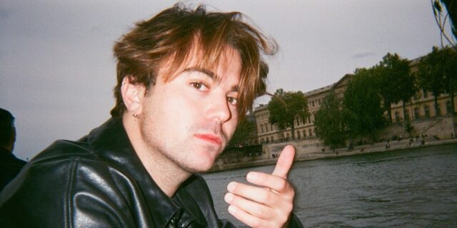 El director ejecutivo de Kickback, de 28 años, gana dinero El director ejecutivo de Kickback, de 28 años, gana dinero vendiendo tecnología retro
| Media,Tech,analog,internet,cellphones,small-business,creator-economy,nostalgia,limited-synd