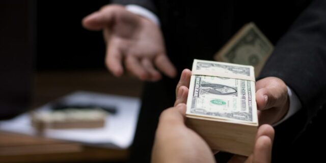 Haga estas 2 preguntas de seguimiento al negociar un salario Haga estas 2 preguntas de seguimiento al negociar un salario
| Careers,negotiation,salary-negotiation-tips,interview,korn-ferry,changing-workplace-big-bet