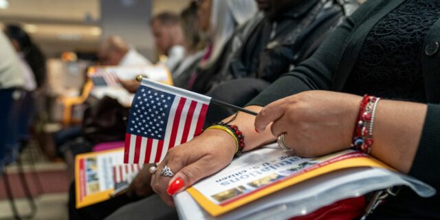 Abogados de inmigración dicen que el memorando de tarjeta verde de USCIS sacudió a los clientes

 | Law,uscis,immigration,green-card