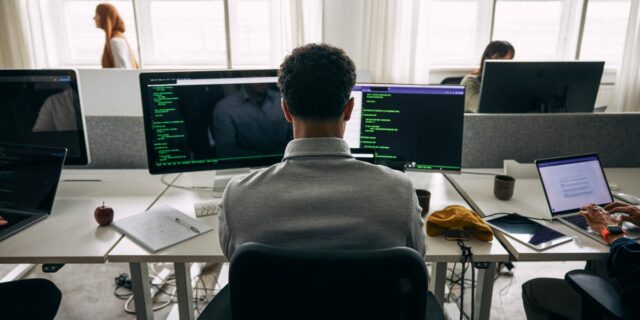 El ex CRO de Snowflake dice que los mejores ingenieros El ex CRO de Snowflake dice que los mejores ingenieros no quieren este trabajo de IA en auge
| Tech,Careers,AI,snowflake,forward-deployed-engineers