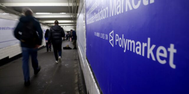 Un ingeniero de Google ganó 1,2 millones de dólares con Un ingeniero de Google ganó 1,2 millones de dólares con el uso de información privilegiada de Polymarket: DOJ
| Tech,polymarket,doj,insider-trading,google,prediction-markets