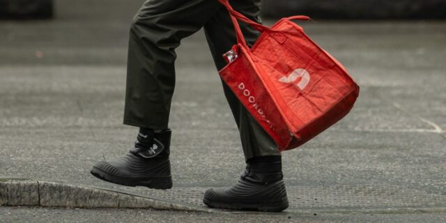 Los conductores de reparto dicen que los clientes preguntan si recibieron sus propinas

 | Economy,doordash,spark,walmart,gig-work,tips,delivery,gig-economy,gig-workers,food-delivery