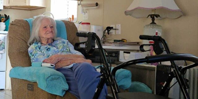 Mamá no podía pagar la vida asistida y la mudó Mamá no podía pagar la vida asistida y la mudó a una pequeña casa de al lado.
| Health,Parenting,Economy,elder-care,assisted-living,family,multigenerational-homes,aging,long-term-care,retirement