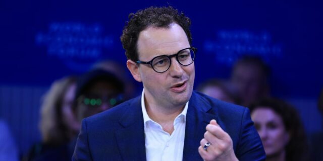 Anthropic supera a OpenAI con una valoración de 965 mil Anthropic supera a OpenAI con una valoración de 965 mil millones de dólares y lanza Opus 4.8
| AI,Tech,Startups,ai,tech,anthropic,openai,dario-amodei,limited-synd,fundraise,opus,mythos,claude,beacon-industries-big-bet,ai-model,generative-ai,startups,technology