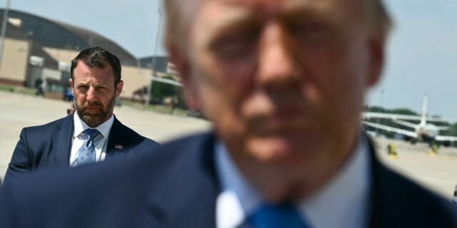 Cómo el plan del DHS para eliminar a los agentes Cómo el plan del DHS para eliminar a los agentes de aduanas podría provocar un caos en los vuelos
| Transportation,Travel,ice,dhs,markwayne-mullin,airlines,newark-airport,delaney-detention-center,anti-ice-protests,american-airlines,united-airlines,delta-air-lines,aviation,travel-delays,travel,air-travel,flight-delays