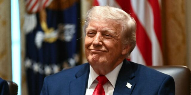 El Tesoro está "listo" para imprimir un billete de 250 El Tesoro está "listo" para imprimir un billete de 250 dólares con la cara de Trump si se aprueba la ley
| Politics,currency,donald-trump,treasury