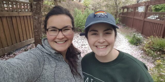 Estoy feliz por mi hermana menor, pero celosa de su vida sedentaria.

 | Health,Parenting,essay,health-freelancer,sisters,family,single,milestones,parenting,relationships,child-free,sibling-dynamics