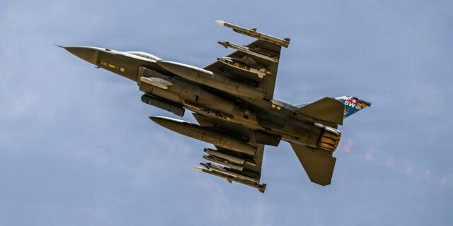 Los pilotos de F-16 protegieron a los bombarderos sobre Irán y luego regresaron a casa entre el humo.

 | Military & Defense,air-force,us-iran-war,f-16,b-2-bomber