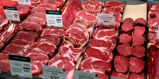 Las fuerzas ocultas que impulsan el aumento de los precios Las fuerzas ocultas que impulsan el aumento de los precios de la carne vacuna
| Retail,video,video-format-so-expensive,so-expensive,beef,cattle,meat,burger