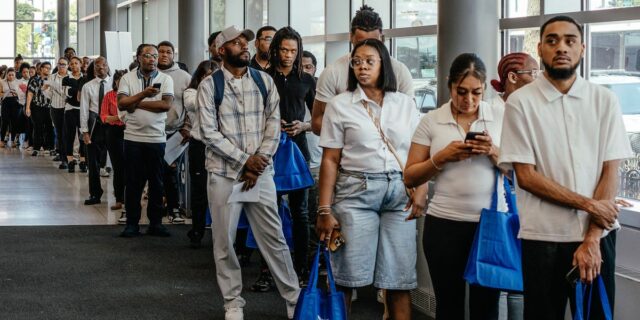 Los directores ejecutivos citan la IA para los recortes de Los directores ejecutivos citan la IA para los recortes de empleo e instan a los trabajadores a adoptarla
| Careers,artificial-intelligence,ai,layoffs,job-losses,changing-workplace-big-bet,careers