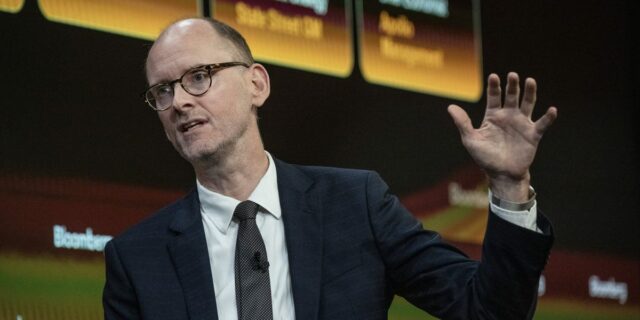 El economista jefe de Apollo dice que no hay evidencia El economista jefe de Apollo dice que no hay evidencia de que la IA esté desplazando los empleos humanos
| AI,Tech,Careers,Economy,ai,layoffs,apollo