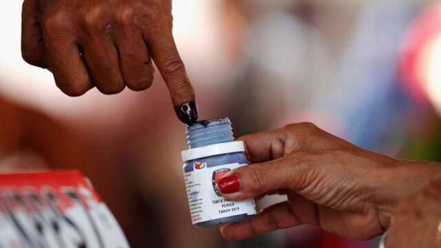 La propuesta de incluir en la lista negra a los La propuesta de incluir en la lista negra a los autores de la política monetaria introducida en la ley electoral
|