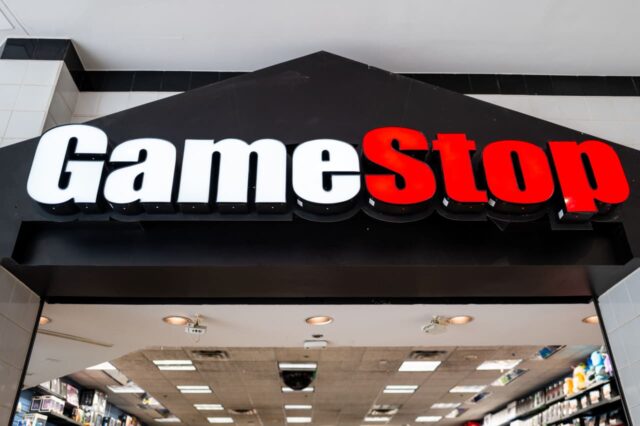 eBay prohíbe permanentemente al director ejecutivo de GameStop, Ryan Cohen, por poner a su comunidad "en riesgo" tras un intento de adquisición

 | 