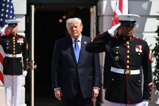 Trump expresará su deseo de reducir costos, mientras los analistas ven condiciones difíciles para el Partido Republicano debido a preocupaciones económicas

 | 