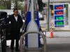 Todo el mundo está pagando más por la gasolina, pero sólo algunos la están recortando. He aquí por qué.
| Todo el mundo está pagando más por la gasolina, pero sólo algunos la están recortando. He aquí por qué.
|