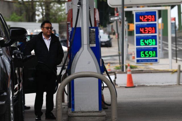 Todo el mundo está pagando más por la gasolina, pero sólo algunos la están recortando. He aquí por qué.

 | 