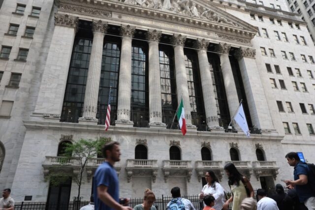 Las acciones acaban de lograr un trío de cierres récord Las acciones acaban de lograr un trío de cierres récord por primera vez en 2026. Qué esperar a continuación.
|